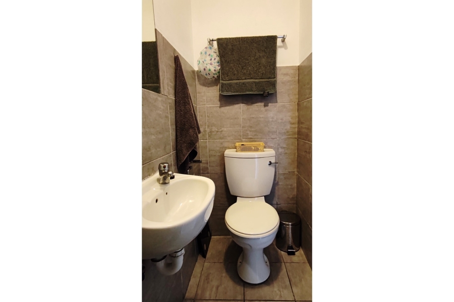 1 Bedroom Property for Sale in Zonnebloem Western Cape